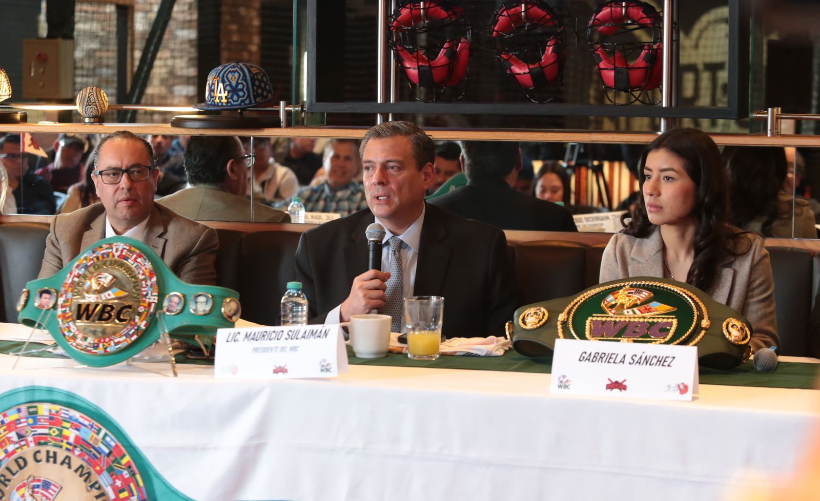 Gaby “La Bonita" Sánchez recibe cinturón conmemorativo del CMB; tendrá revancha ante Tamara de Marco