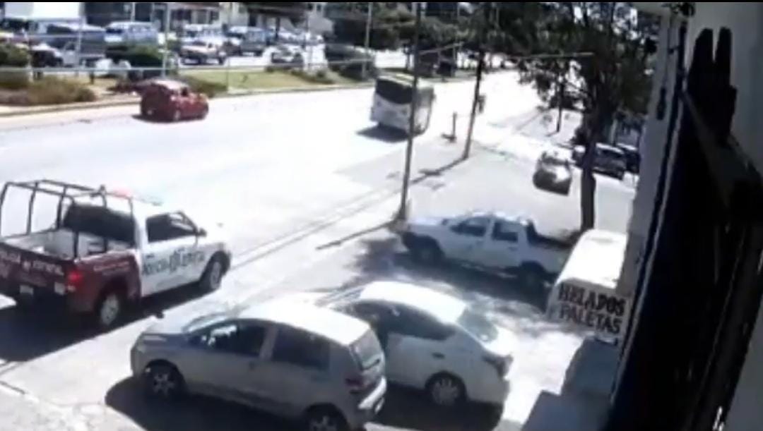 Amaga con un arma de fuego a un taxista y, calles adelante, lo atacan a balazos en la colonia Malintzi