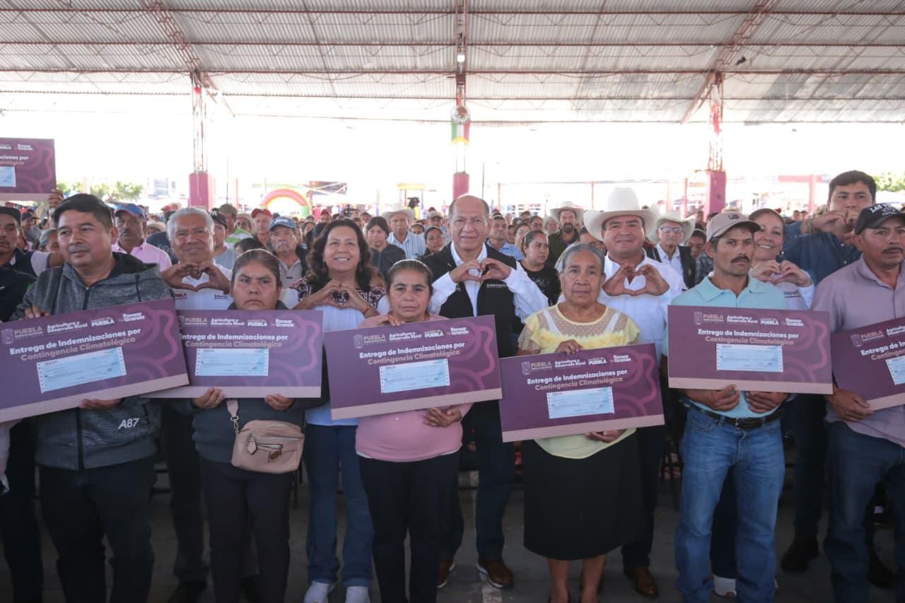Gobierno de Puebla entrega más de 5 millones de pesos a productores afectados por lluvias en la Sierra Norte