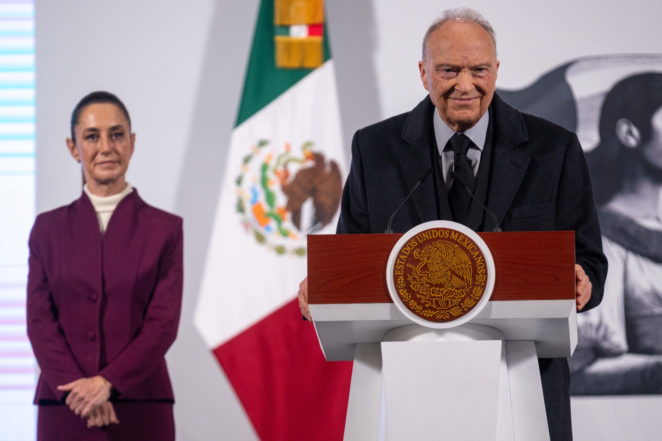 Sheinbaum confirma renuncia de Gertz Manero a la FGR y revela que aceptó una embajada