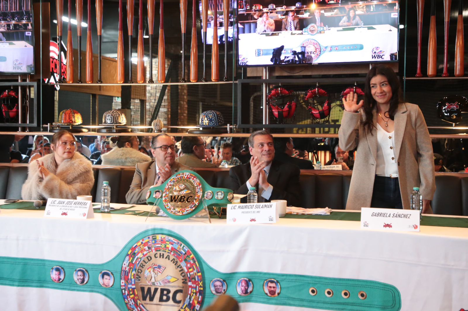 Gaby “La Bonita" Sánchez recibe cinturón conmemorativo del CMB; tendrá revancha ante Tamara de Marco