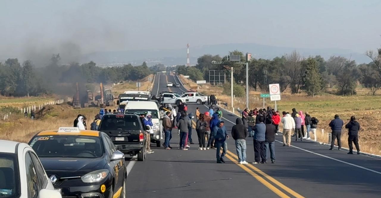 Queman retroexcavadoras en bloqueo de la Puebla-Tlaxcala por conflicto sindical