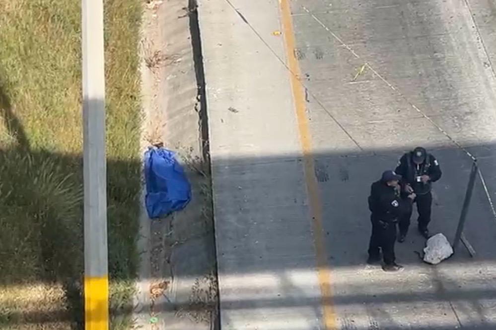 Hallan cadáver de hombre en Periférico Ecológico, presumen suicidio