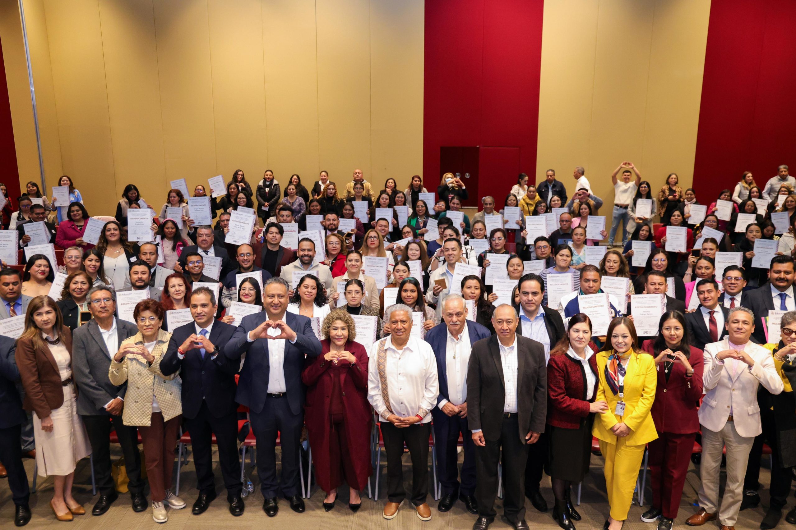 Premia SEP a 417 docentes por prácticas educativas innovadoras