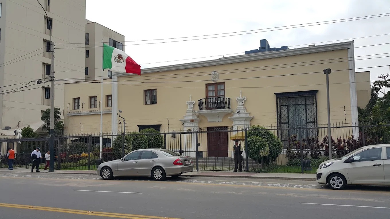Fachada de la Embajada de México en Lima