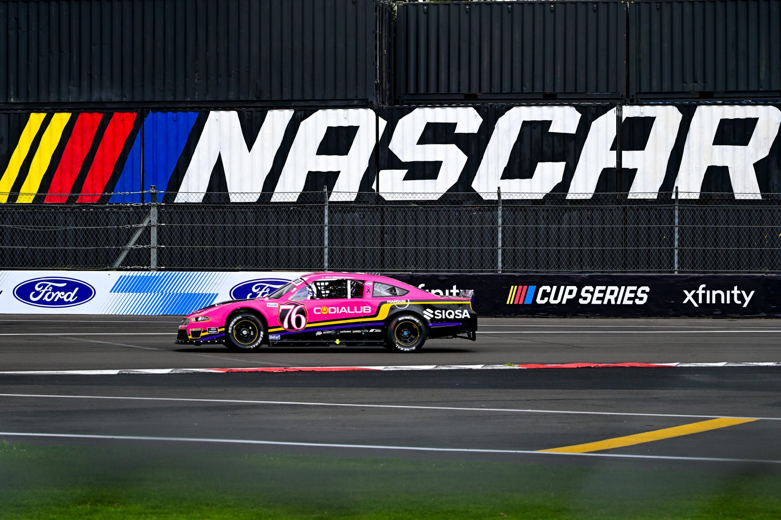 Ayuntamiento de Puebla trae la emoción de Nascar con firma de autógrafos