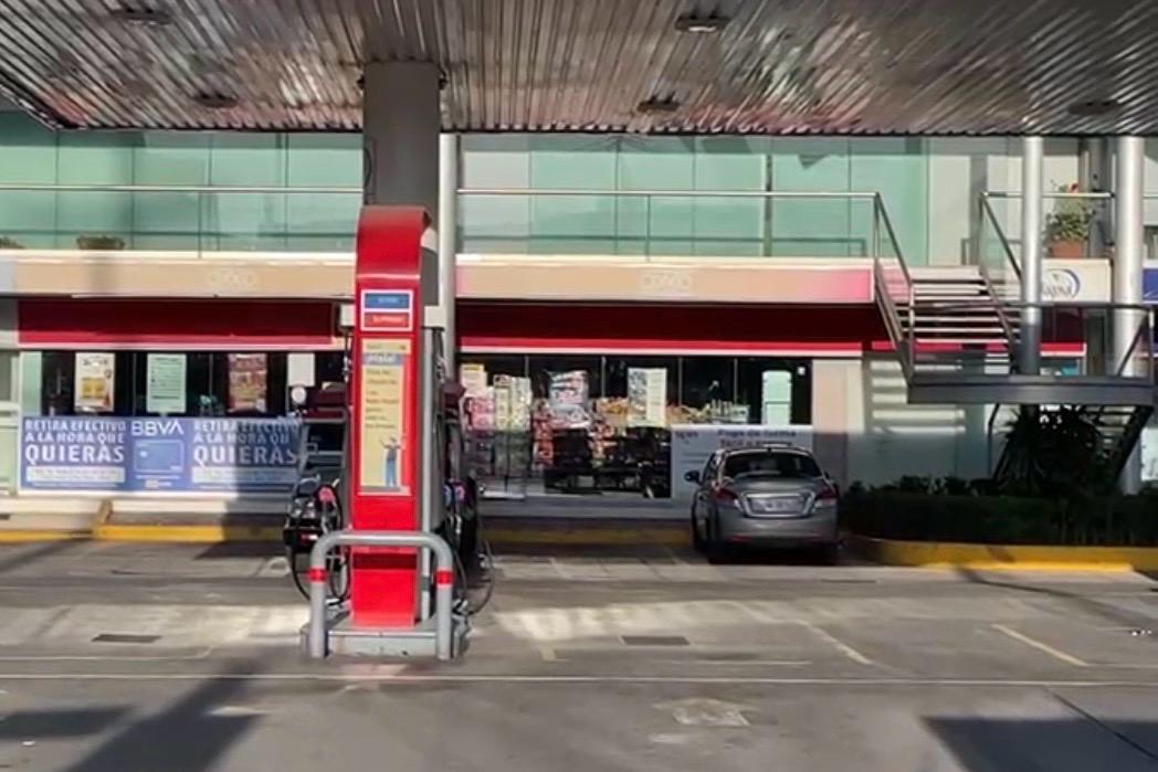 Dos hombres asaltan Oxxo en la Diagonal Defensores de la República