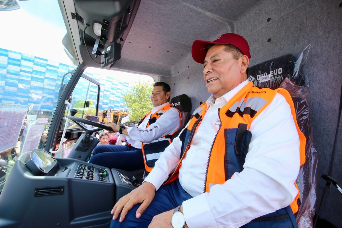 Alejandro Armenta, gobernador de Puebla, y José Manuel Contreras, secretario estatal de Infraestructura. Foto: Especial