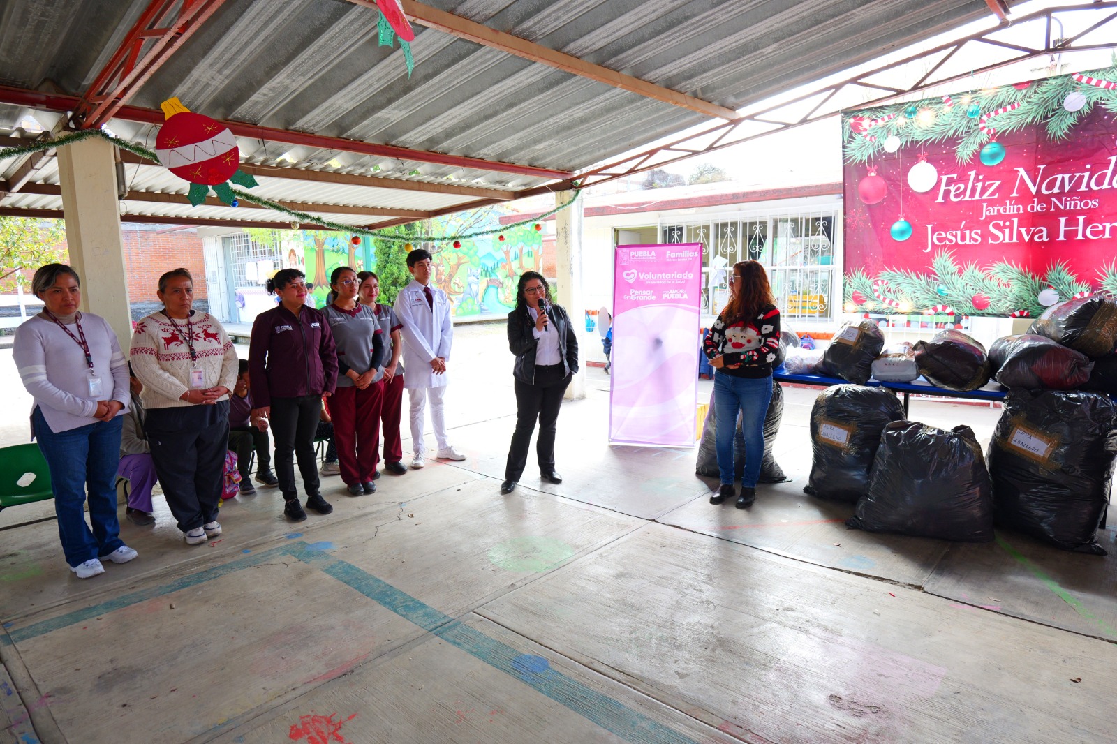 A través del Voluntariado, la comunidad educativa donó ropa de abrigo a habitantes de la región de San Pedro Cholul