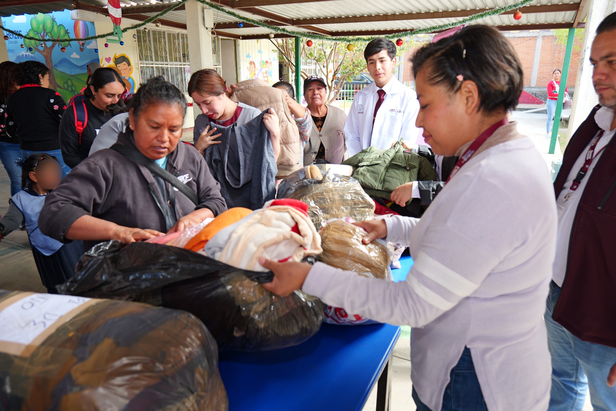 A través del Voluntariado, la comunidad educativa donó ropa de abrigo a habitantes de la región de San Pedro Cholul