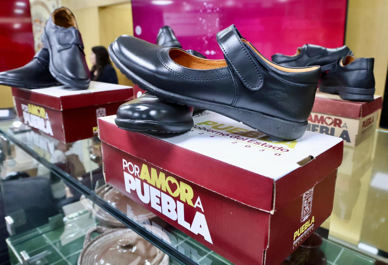 A favor de la economía familiar, Gobierno de Puebla concluye entrega de uniformes y zapatos
