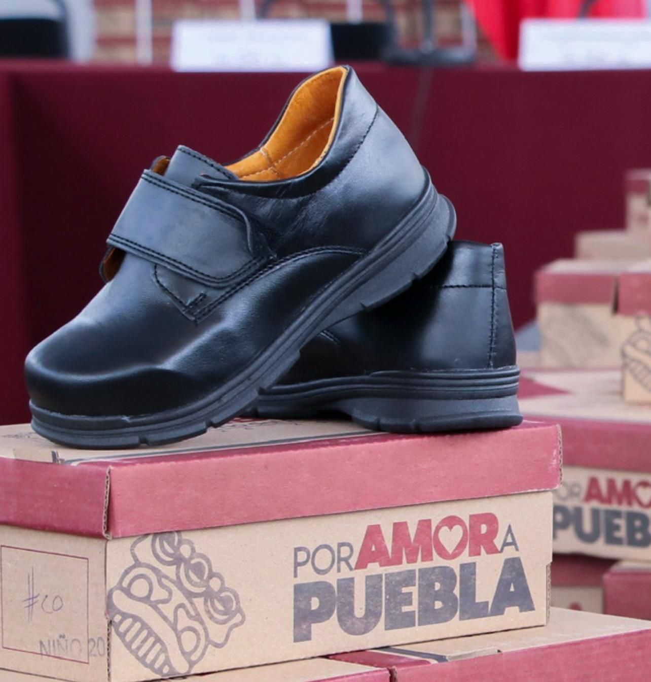 A favor de la economía familiar, Gobierno de Puebla concluye entrega de uniformes y zapatos