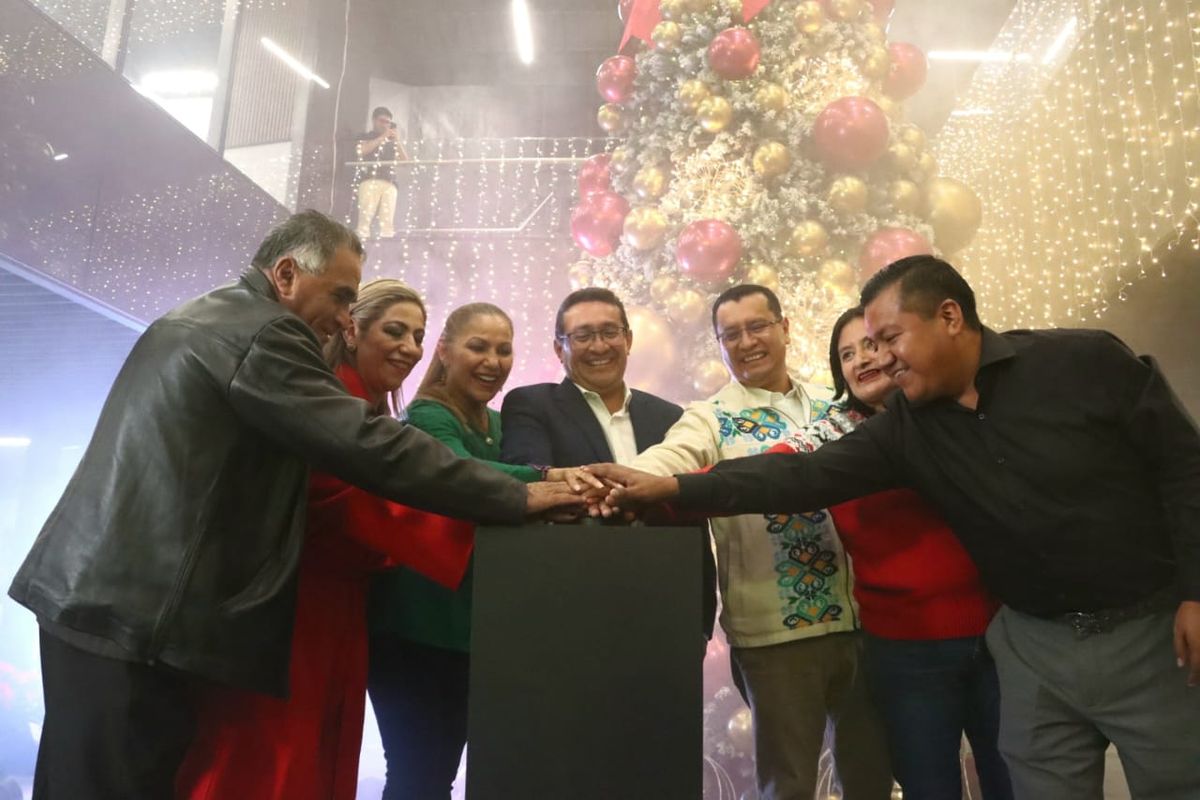 congreso-pue-encendido-arbol-navideno