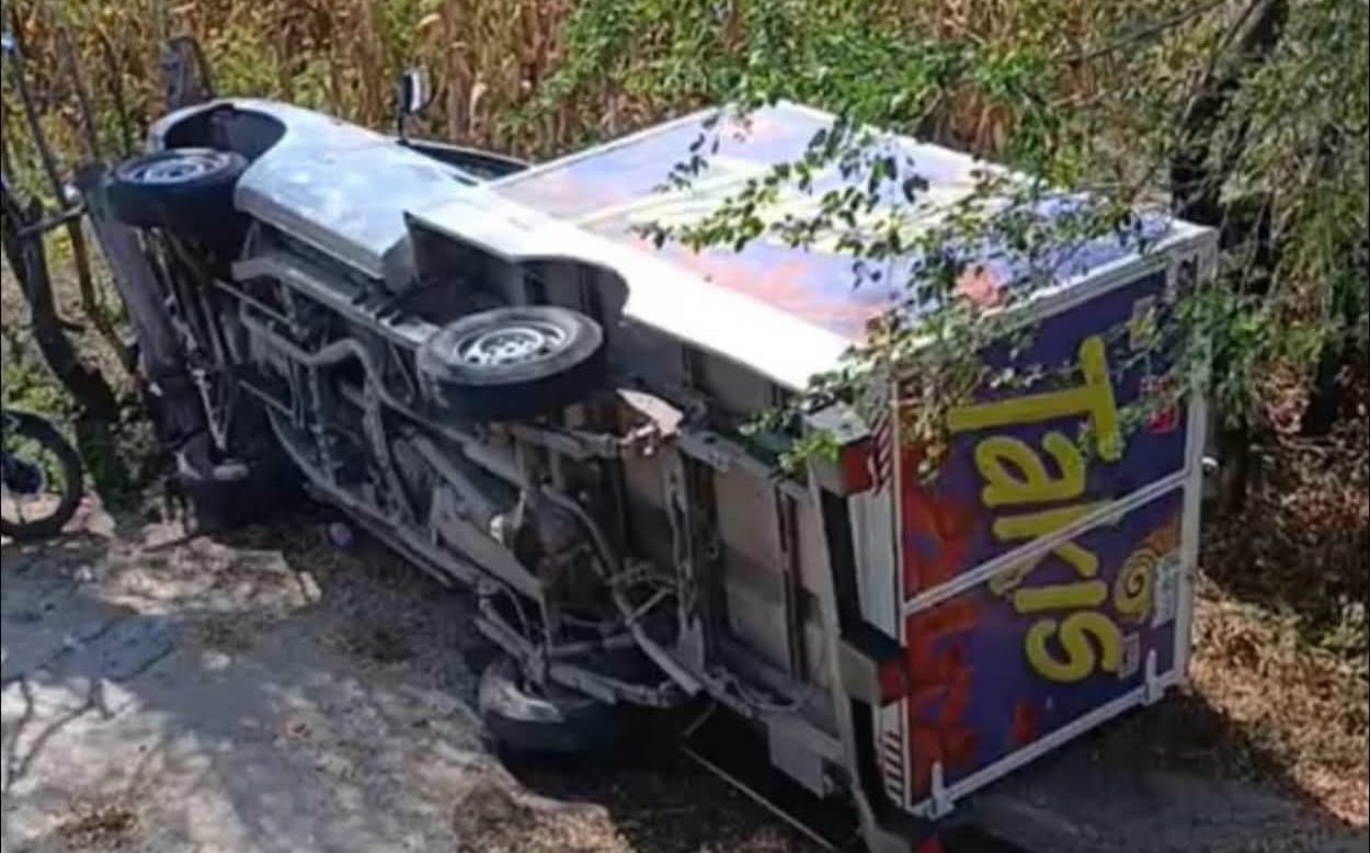Camioneta de Barcel vuelca y aplasta a peatón en Izúcar de Matamoros