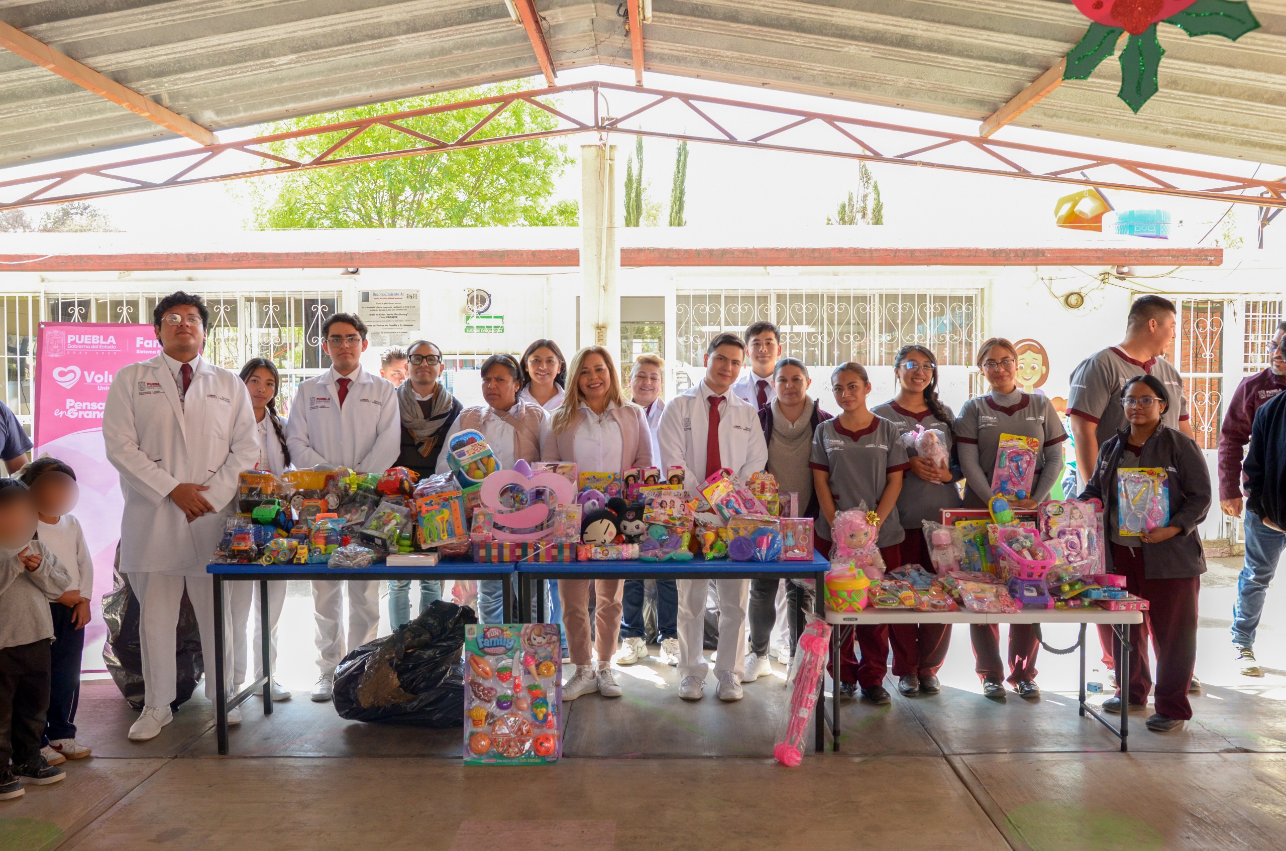 Entrega USEP juguetes a niñas y niños de San Pedro Cholula