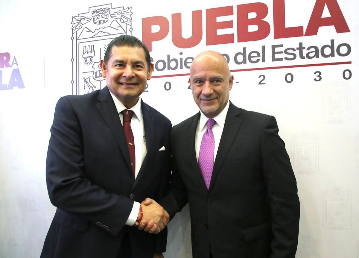 Alejandro Armenta, gobernador de Puebla, y Jesús Antonio Esteva, secretario de Infraestructura, Comunicaciones y Transportes del Gobierno federal. Foto: Especial