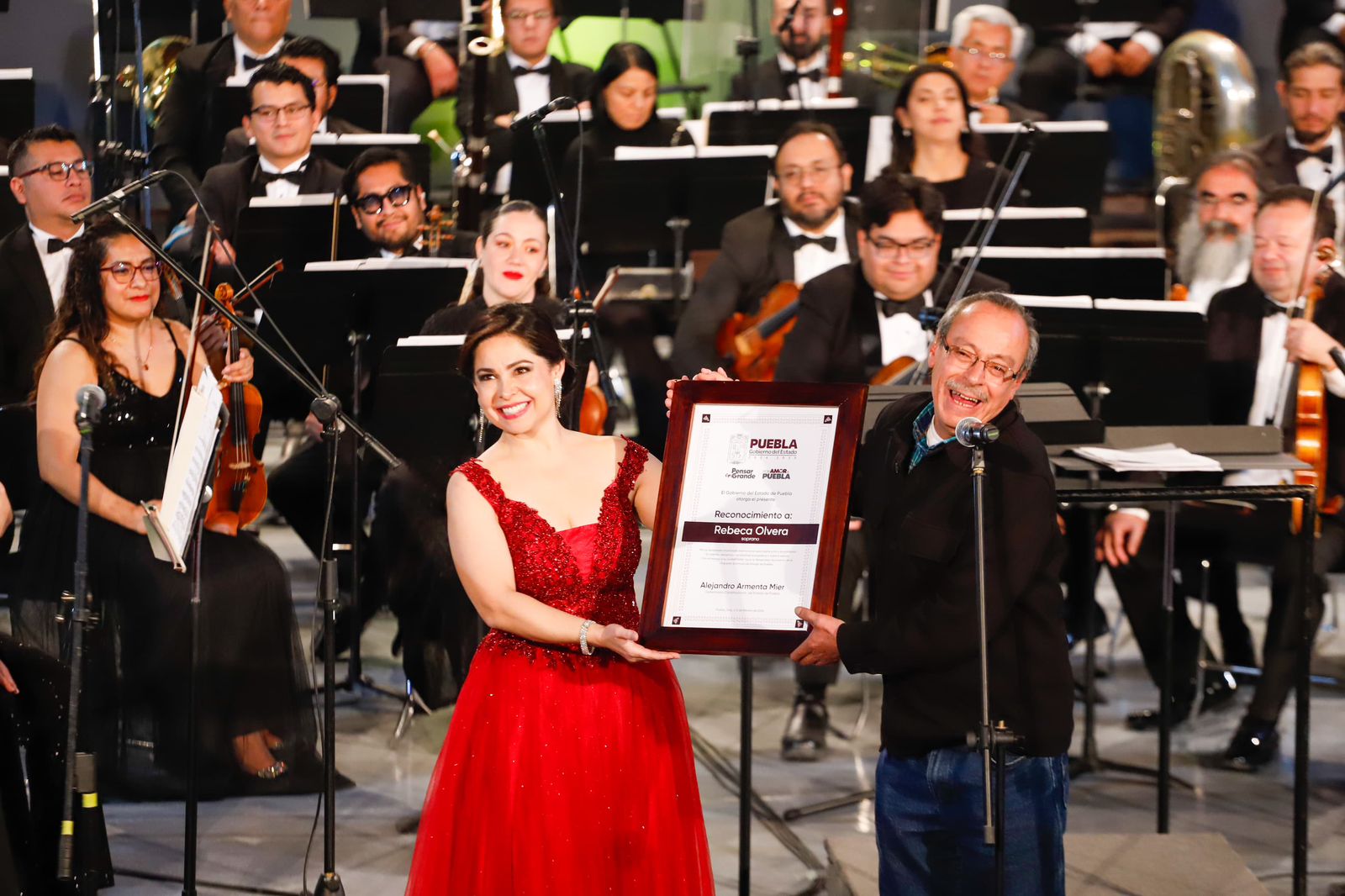 La soprano Rebeca Olvera y Fritz Glockner, secretario de Cultura del estado de Puebla. Foto: Especial