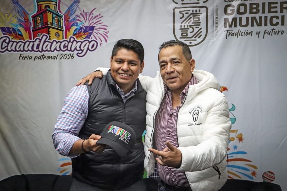 Omar Muñoz Alfaro, presidente municipal de Cuautlancingo, y César Juárez, fundador de Sonido Fantasma. Foto: Especial