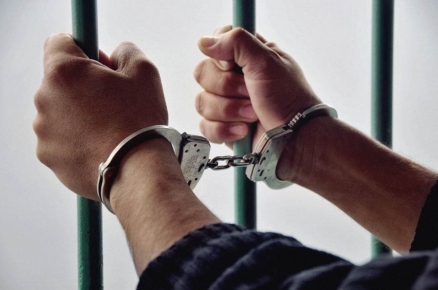 esposado-detenido-esposas-carcel