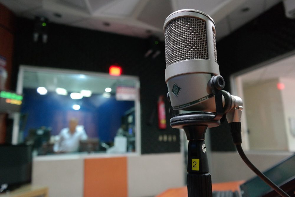 ¡Una pausa en la radio!
