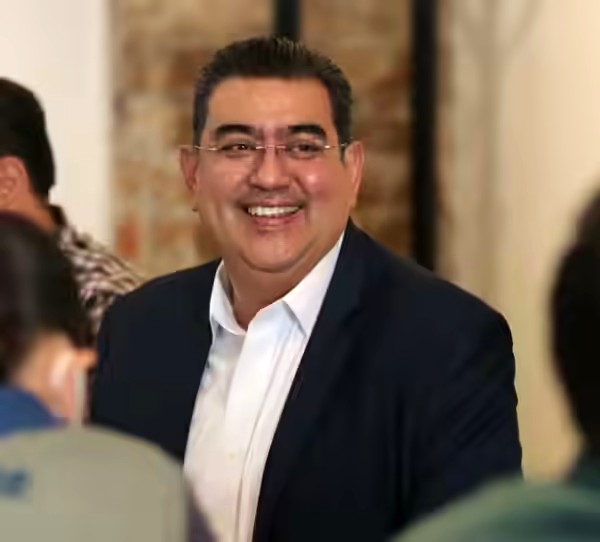Rebasa por la izquierda Sergio Salomón
