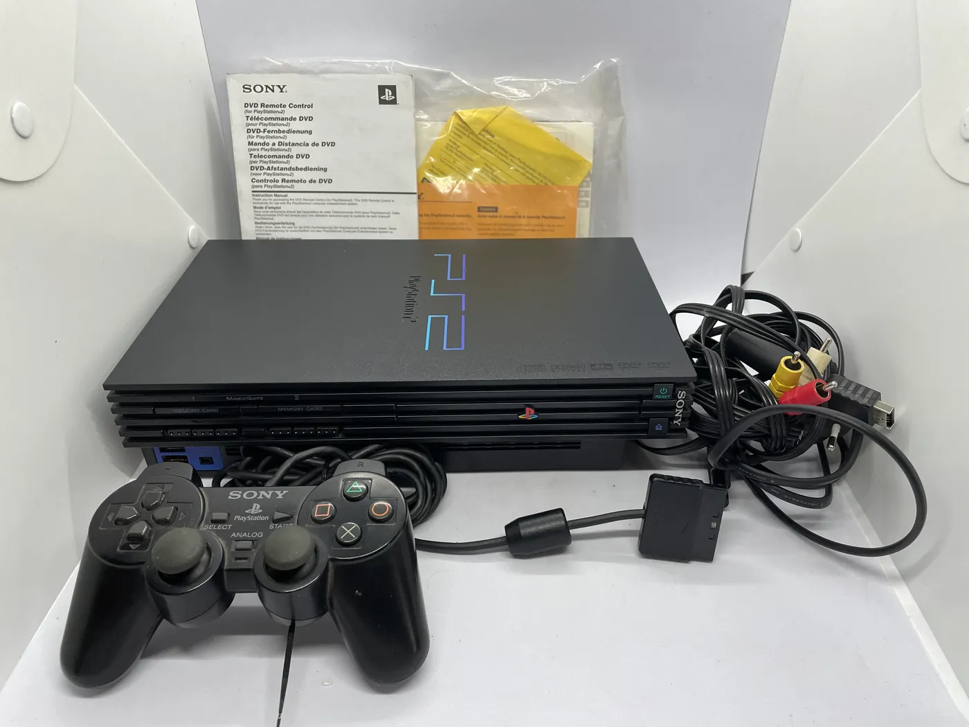 Console Sony PlayStation 2 Complète (noire) + Manettes, Câbles, Carte Mémoire, Télécommande, Boîte - Occasion