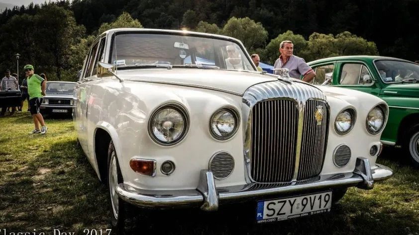 undefined Daimler DS420