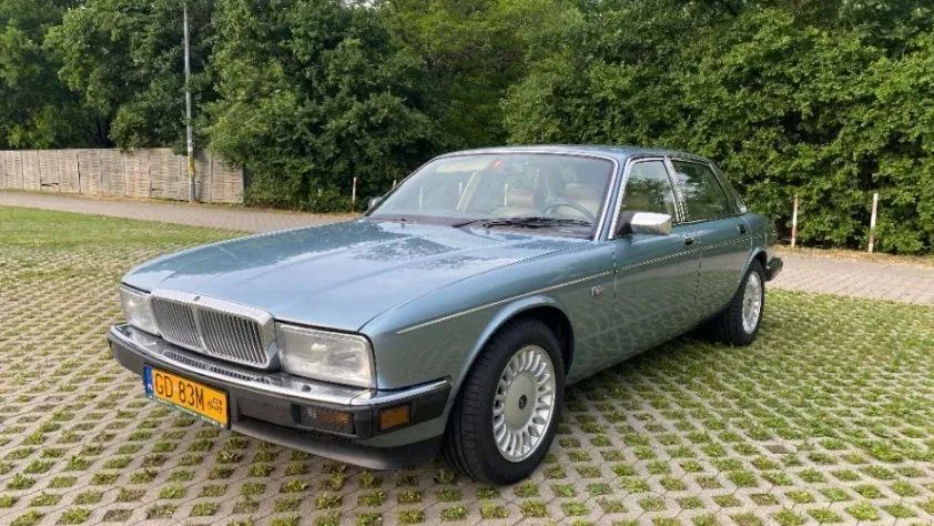 undefined Daimler XJ40 4.0