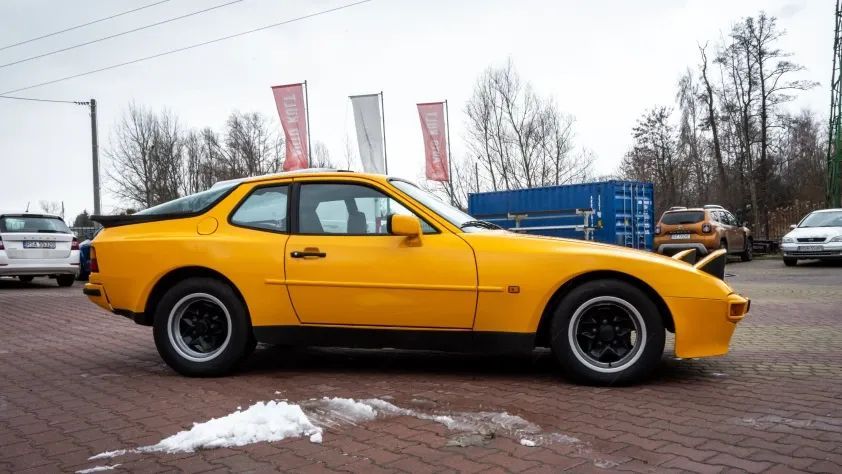undefined 944