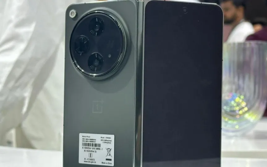 The OnePlus Open has a triple rear camera system that consists of a 48MP sensor with OIS, a 48MP ultrawide sensor and a 64MP telephoto sensor, also with OIS.