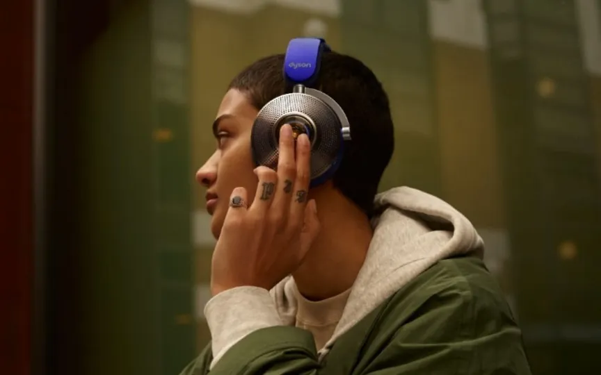 Dyson Zone is a premium headphone that offers noise cancellation, features 11 mics and support hi-fi music quality.