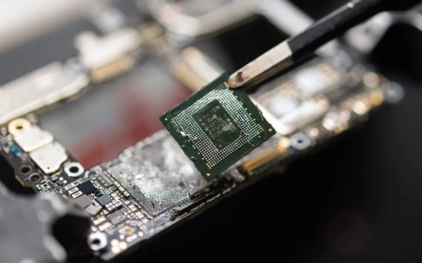 Huawei warns chipmakers of Oversupply due to growing global tension. (Bloomberg)