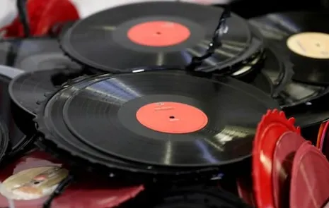 Vinyl records outsold CDs in the US for the first time since 1987, marking the potential comeback of physical media. Revenue from vinyl records rose 17%, reaching over $1.2 billion in 2022, while CD revenue nosedived to 18%.