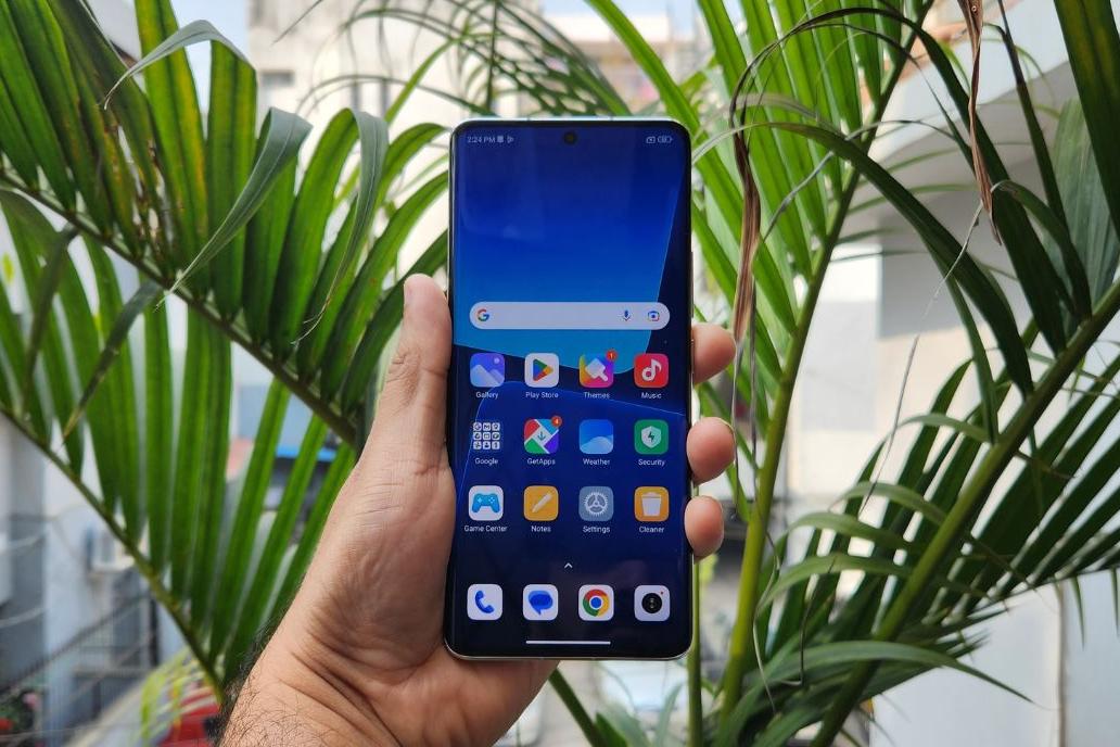 Xiaomi 13 Pro has a curved AMOLED 2K display