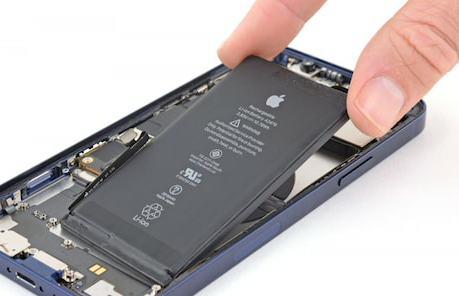 If you plan on replacing the battery of your out-of-warranty iPhone, prepare to shell out more because Apple has increased the cost of replacement moving forward.