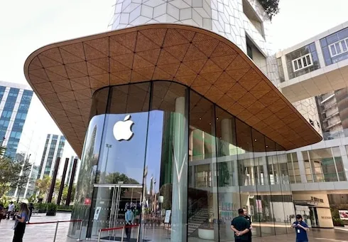 Apple BKC store is designed to be one of the most energy-efficient Apple Store locations in the world, with a dedicated solar array and zero reliance on fossil fuels for store operations.