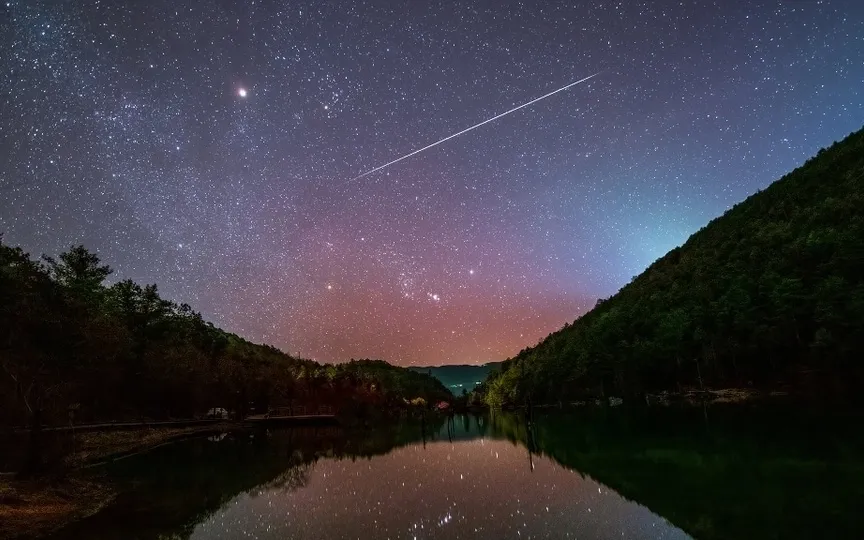 The Geminids shower originates from the debris of asteroid 3200 Phaethon. (Jeff Dai/TWAN/NASA)