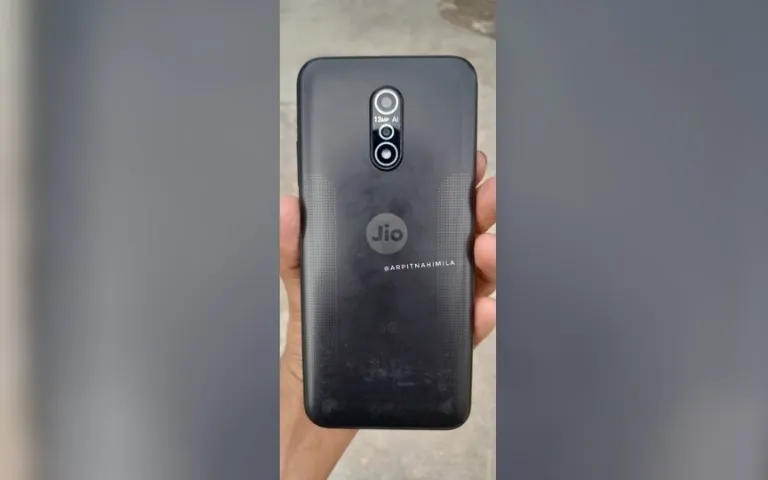 The tweet by @ArpitNahiMila showcases the back design of the handset and hints at a possible launch timeline for the JioPhone 5G. (ArpitNahiMila| Twitter)