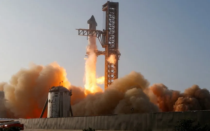 Space Exploration Technologies Corp.’s three-fuselage Falcon Heavy took off with the massive payload at 11:04 p.m. local time on Friday. (REUTERS)