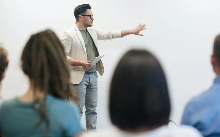 Public speaking is a form of art that can only be mastered with a lot of practice and these 5 apps will help you all the way to achieve success. (Pexels)