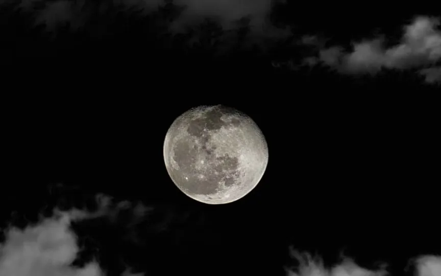 The Supermoon presents a perfect opportunity for both shutterbugs and aspiring photography enthusiasts to attempt to capture beautiful images of the moon. In this article, we will help you learn how to capture the best possible shots of the Supermoon using just your smartphone.