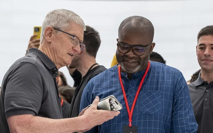 Tim Cook, chief executive officer of Apple Inc., left, holds an iPhone 15 Pro Max during an event at Apple Park campus in Cupertino, California, US, on Tuesday, Sept. 12, 2023. (Bloomberg)