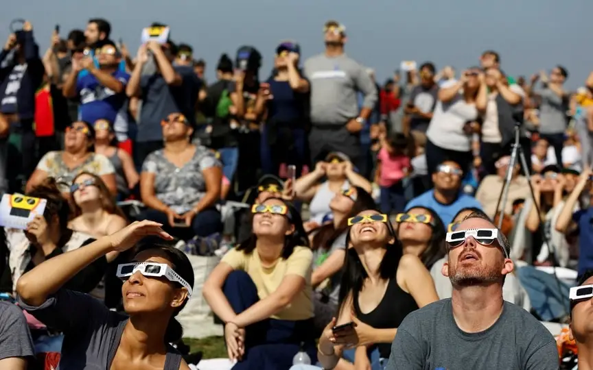 People watch the solar eclipse on the lawn of Griffith Observatory in Los Angeles, California, U.S., August 21, 2017. (REUTERS)