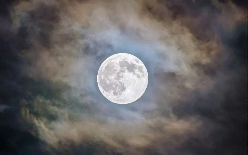 If you are looking to capture the last Supermoon of 2023 in the best possible way using your smartphone, follow these essential tips to get the best possible results.