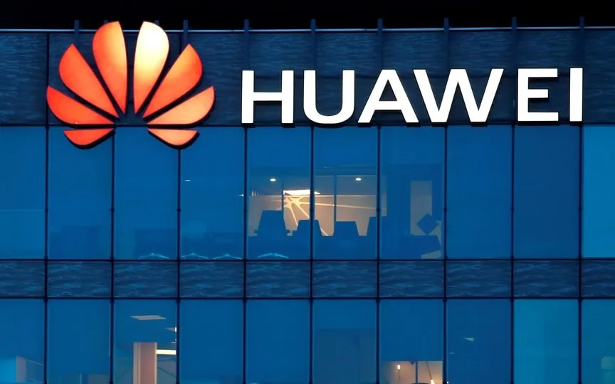 Testing by Bloomberg News of Huawei’s new $900-plus flagship model shows bandwidth similar to other 5G phones. (REUTERS)