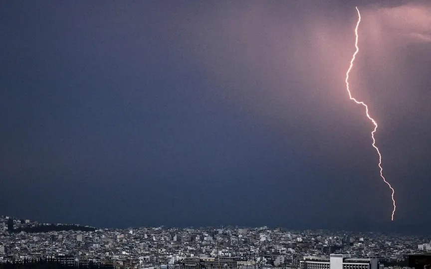 Photographer captures rare 'Gigantic Jets' of red lightning defying Earth's limits. (AFP)