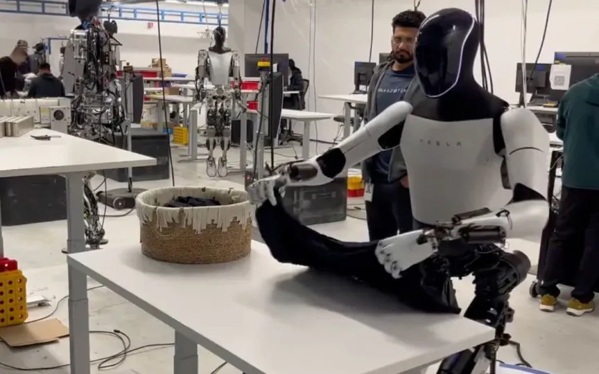 After revealing that Optimus could boil eggs and do yoga, Elon Musk has now posted a video of Tesla’s humanoid robot, folding shirts.