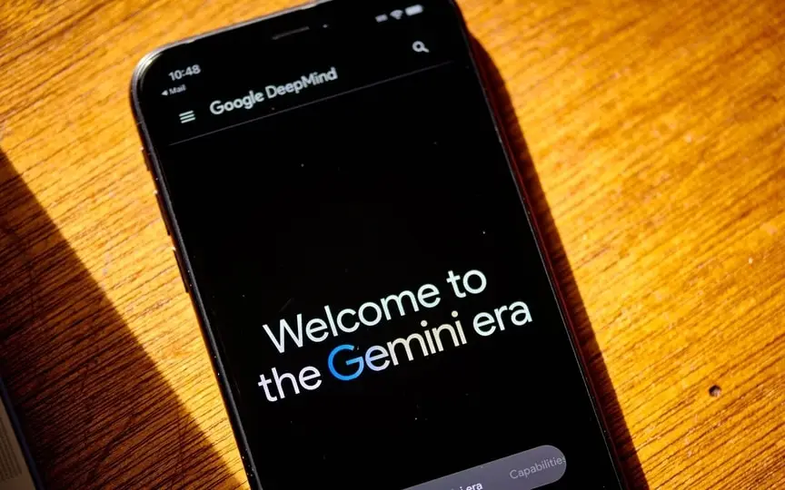 Google urges caution with Gemini AI, its new app, as privacy concerns rise. (Bloomberg)