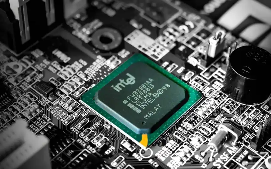 Intel achieves milestone with 500 AI models optimized for its Intel Core Ultra processors, enhancing AI capabilities in PC systems. (unsplash)