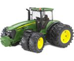 Bruder John Deere Tractor mit twin tires (03052)